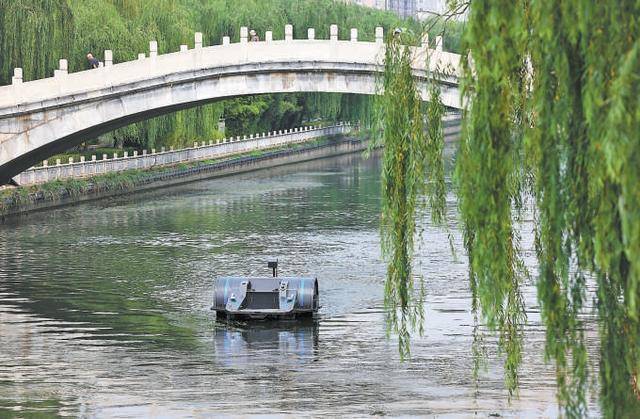 ：全自動無人割草船南護城河上崗:割草船